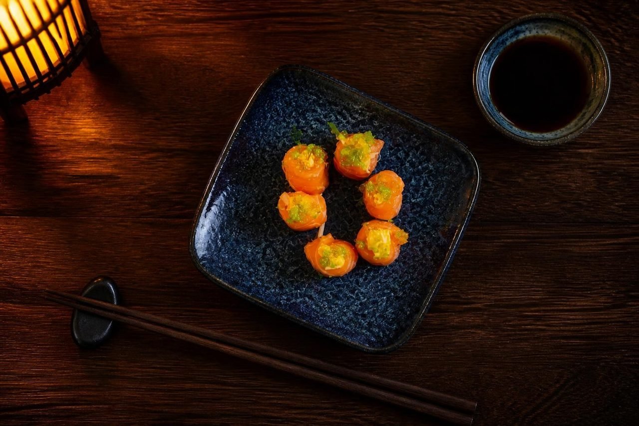Salmon bites with orange tobiko